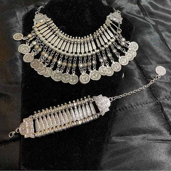 Elegant Silver Statement Necklace - Picture 3 of 7